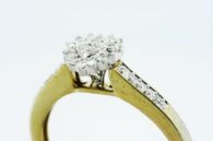 טבעת כסף בציפוי זהב עיצוב לב בשיבוץ יהלומים לבנים 12. קרט מידה: 7.25